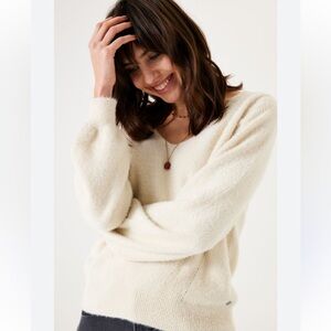 GARCIA Soft Cream V-Neck Kitten Jumper size small